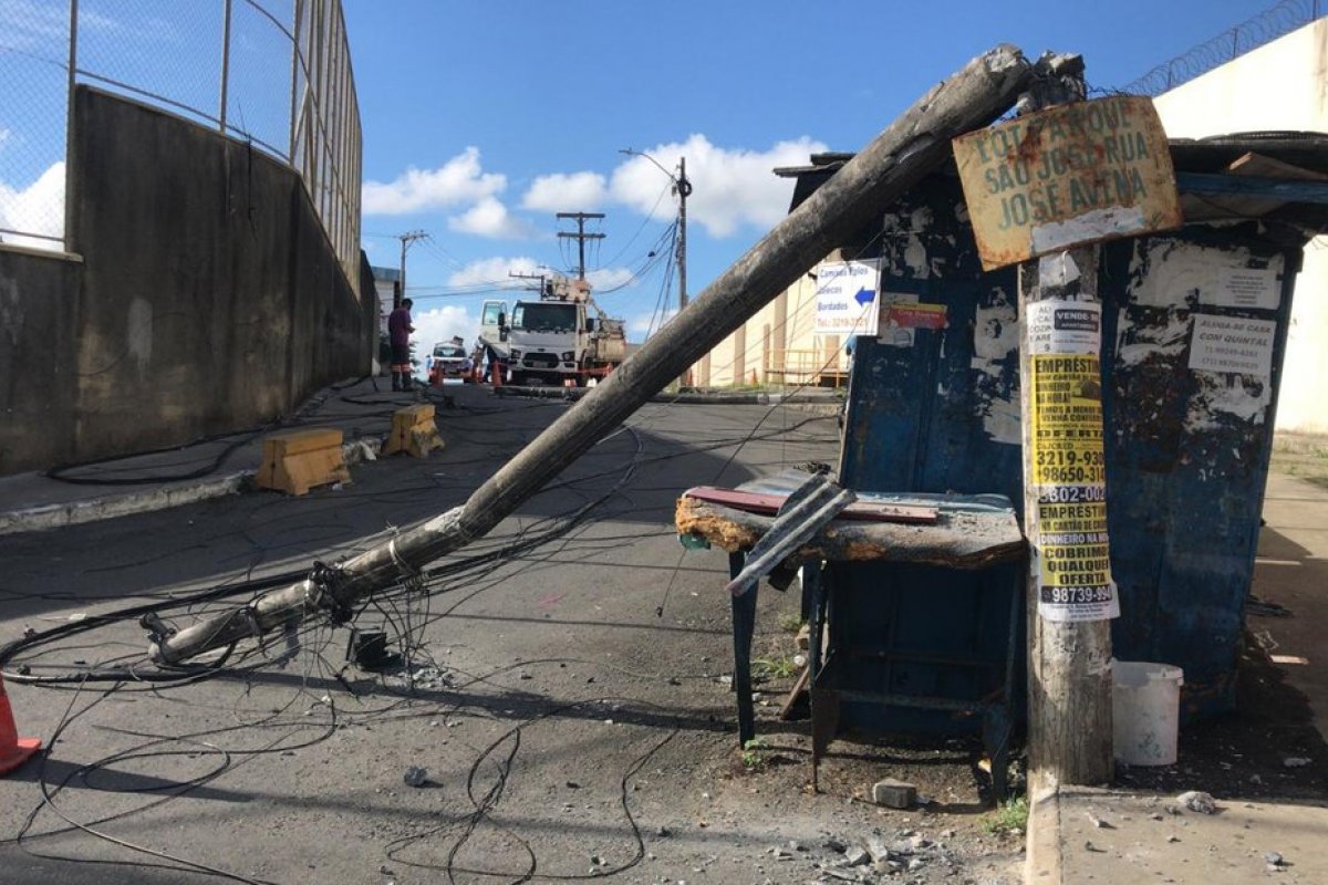 Rua é interditada após postes caírem no bairro de Cajazeiras, em Salvador