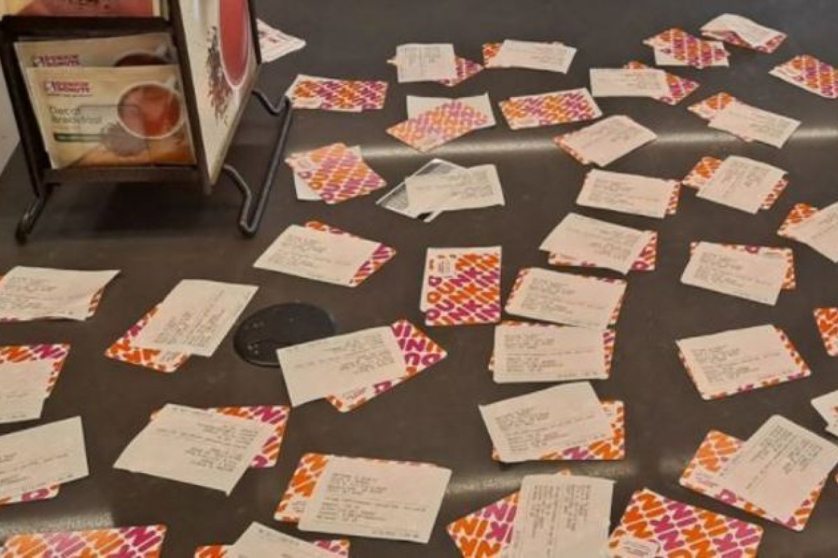 Homem paga 40 'cartões-presente' em fast food para futuros clientes