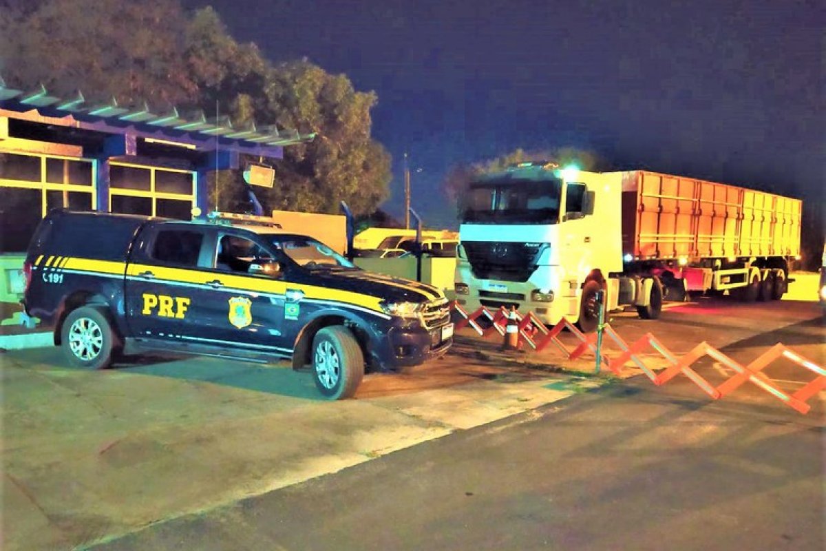 PRF-BA recupera caminhão roubado em Itamaraju, no sul da Bahia