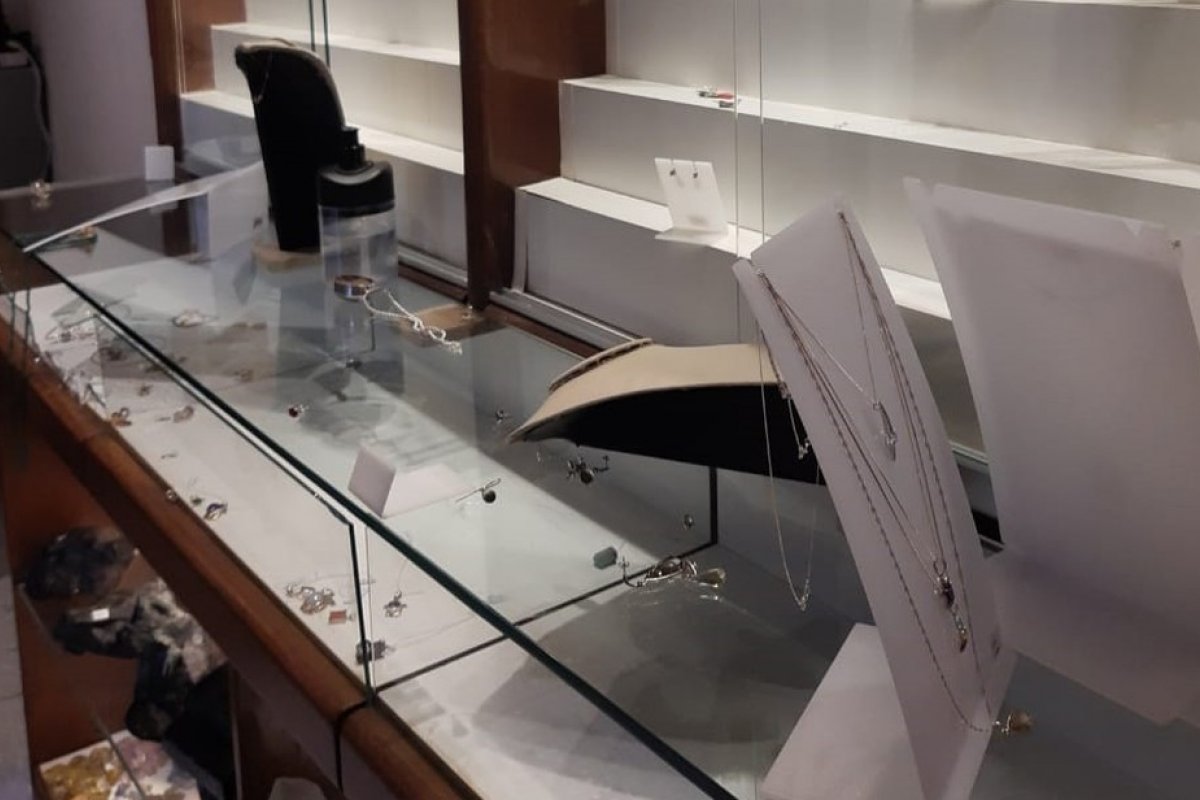 Homens arrombam e saqueiam joalheria na Praia do Forte