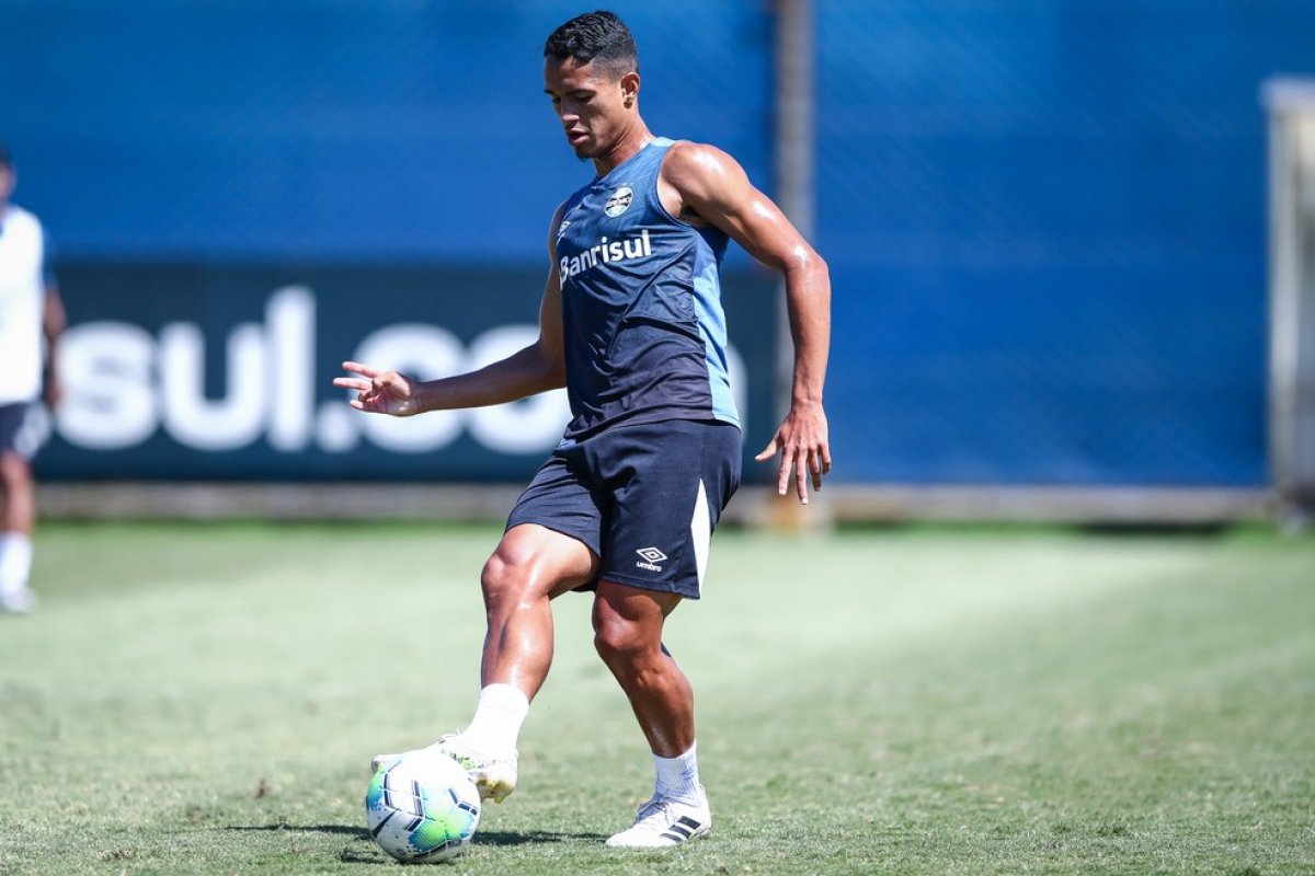 Grêmio negocia com o Bahia empréstimo do volante Lucas Araújo