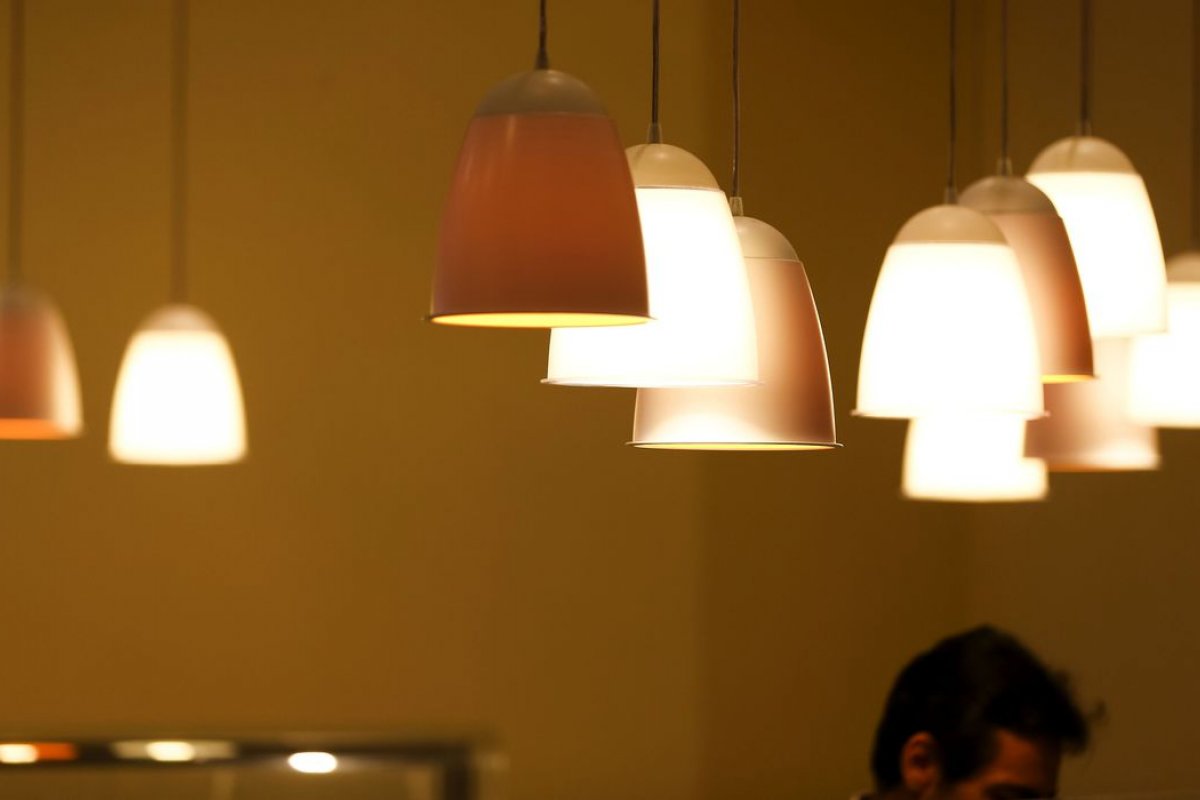 Contas de luz continuam com bandeira amarela em abril