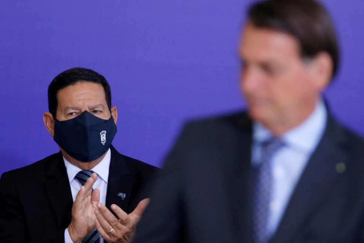 "Pode botar quem quiser, não tem ruptura institucional", diz Mourão