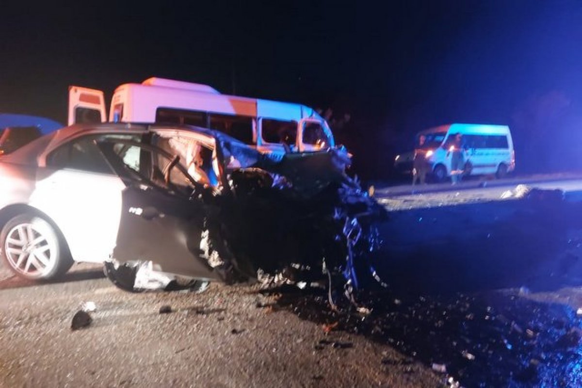 Uma pessoa morre e quatro ficam feridas após batida entre carro e van na BA-262