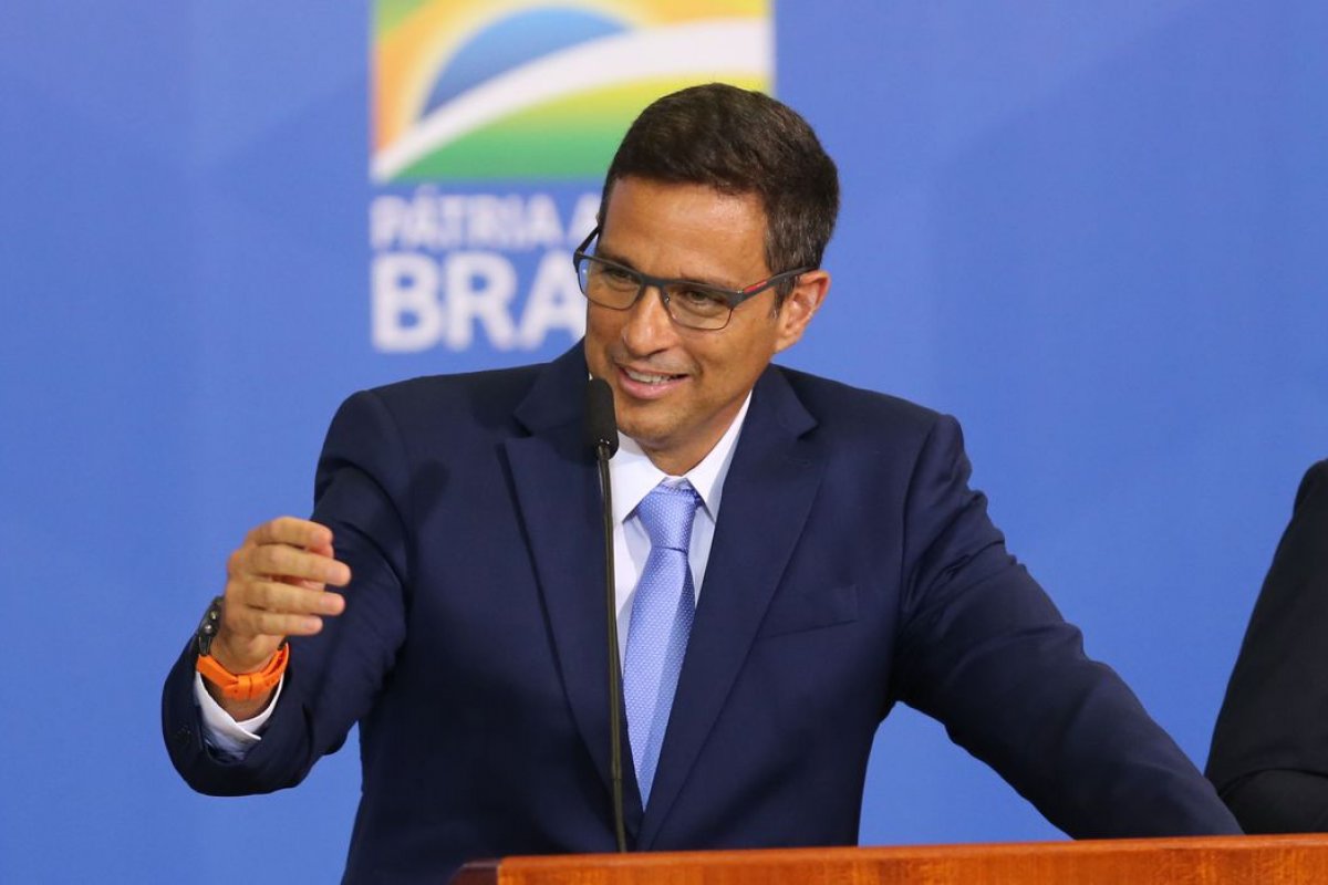 Pagamento por WhatsApp será aprovado em breve, diz Campos Neto