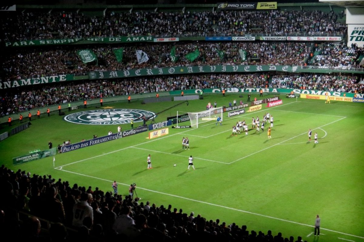 Coritiba abre placar diante do Vitória no Couto Pereira