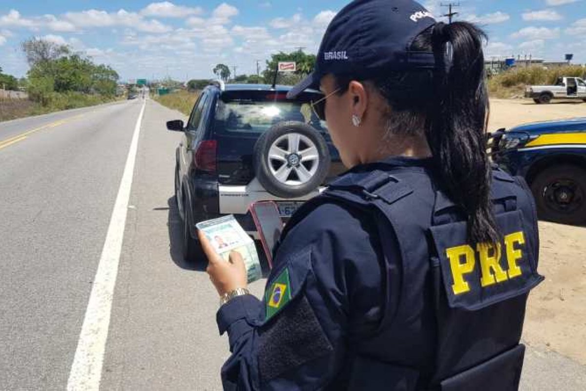 Caminhoneiro é preso ao apresentar CNH estrangeira falsa a policiais no oeste da Bahia