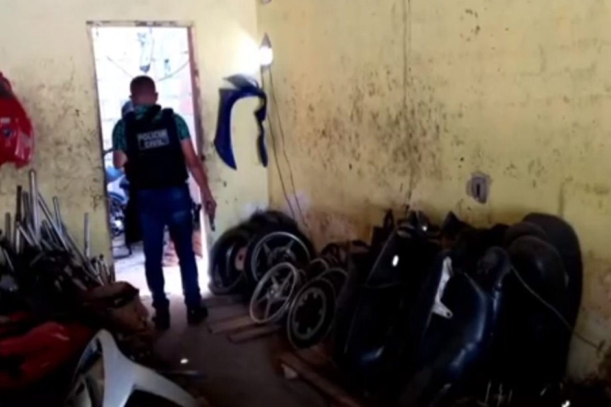 Dono de oficina é preso suspeito de receptação de motos roubadas em Eunápolis, sul da Bahia