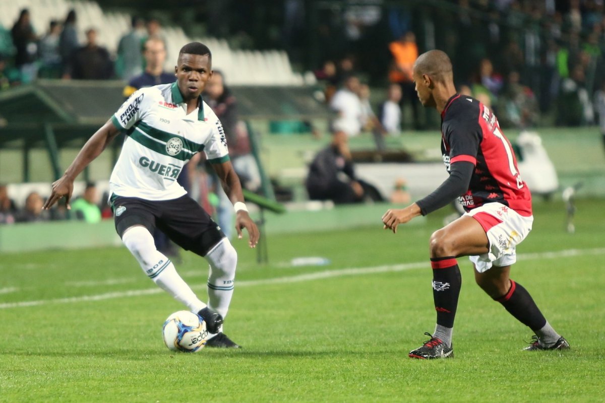 Vitória arranca empate com Coritiba fora de casa