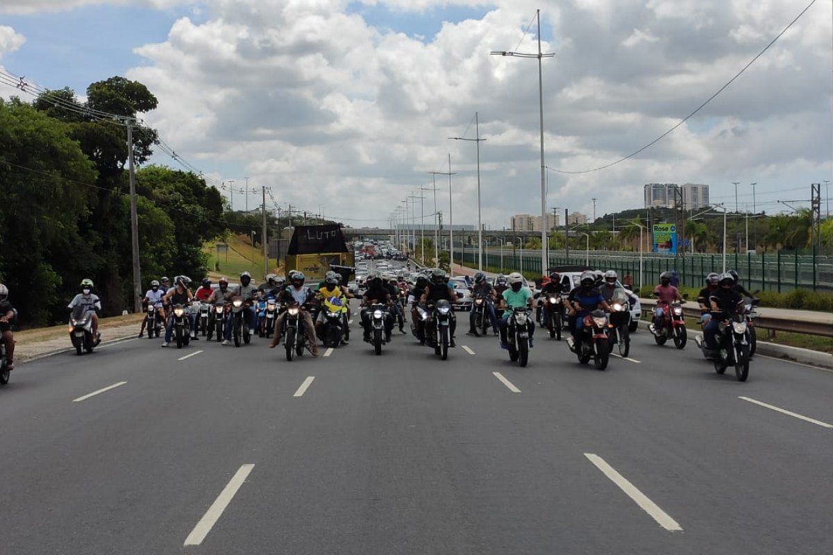 Vídeo: Policiais realizam carreata em protesto pela morte do soldado Wesley Soares