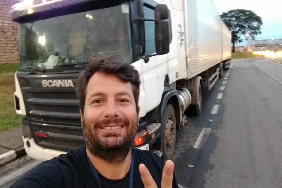 Caminhoneiro morre após veículo com carga de biodiesel tombar e cair em ribanceira na Bahia