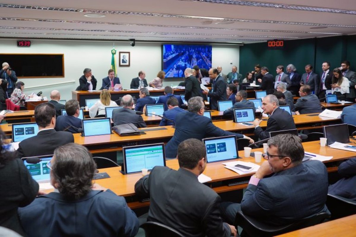 Comissão da Câmara aprova proposta que remaneja R$ 3 bilhões do Orçamento