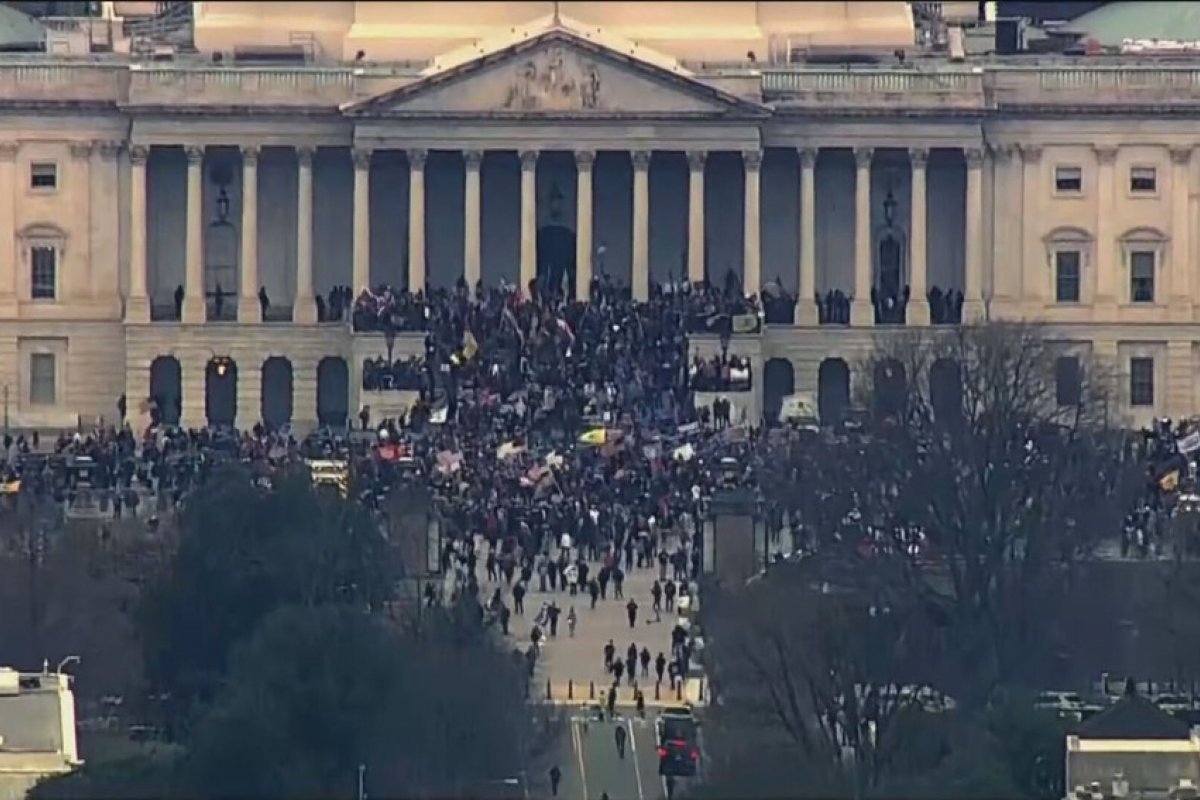 Trump é processados por dois policiais por invasão ao Capitólio