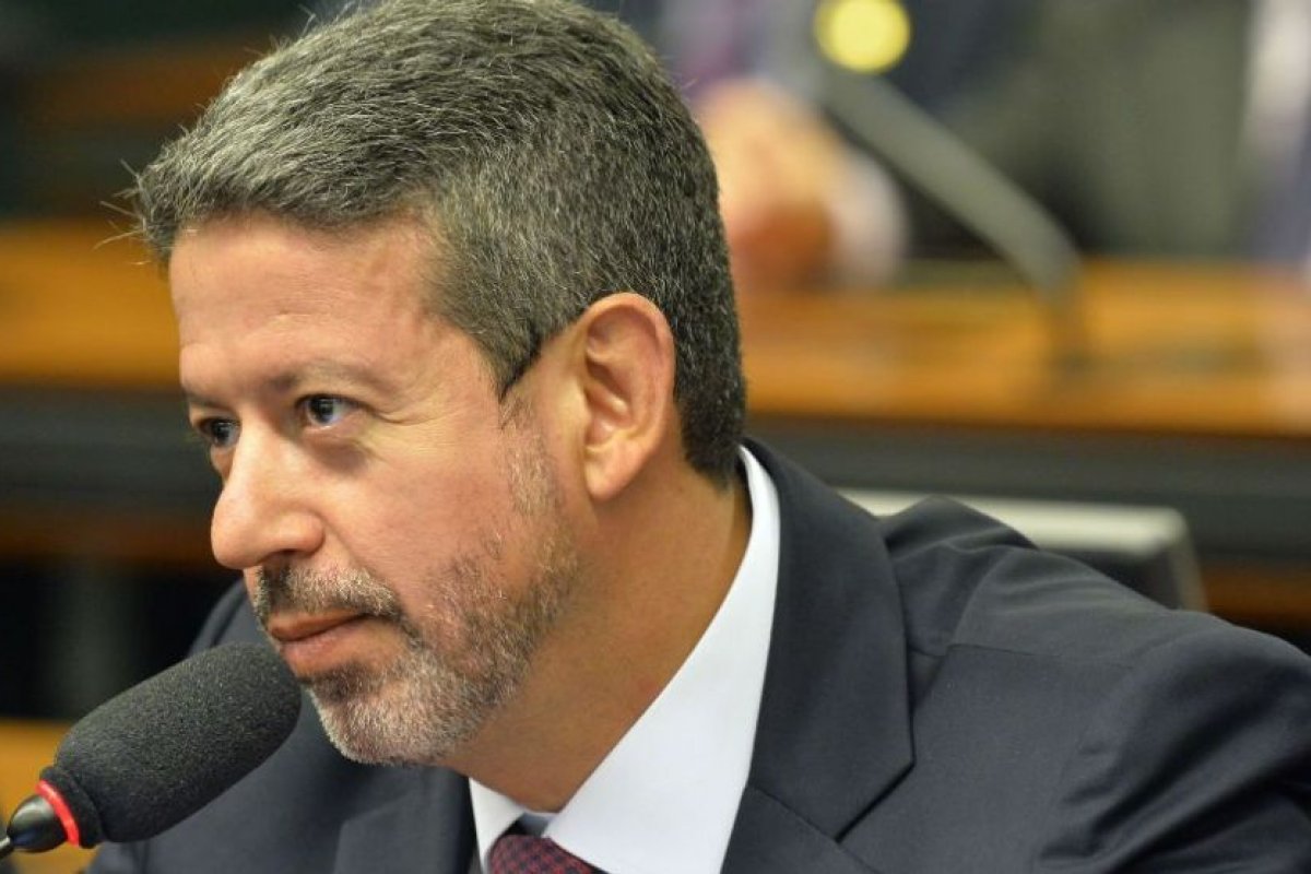 "Brasil distribuiu 34 milhões de doses de vacinas e só temos 18 milhões aplicadas?", questiona Lira