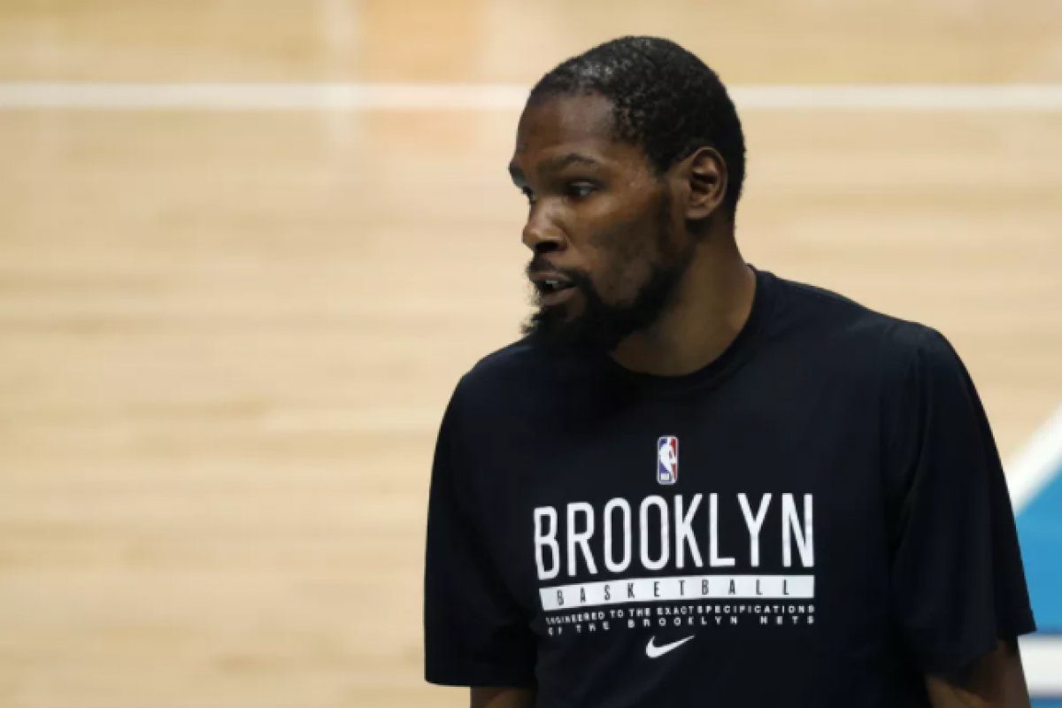 Após crítica, Kevin Durant ameaça e envia mensagens homofóbicas a ator