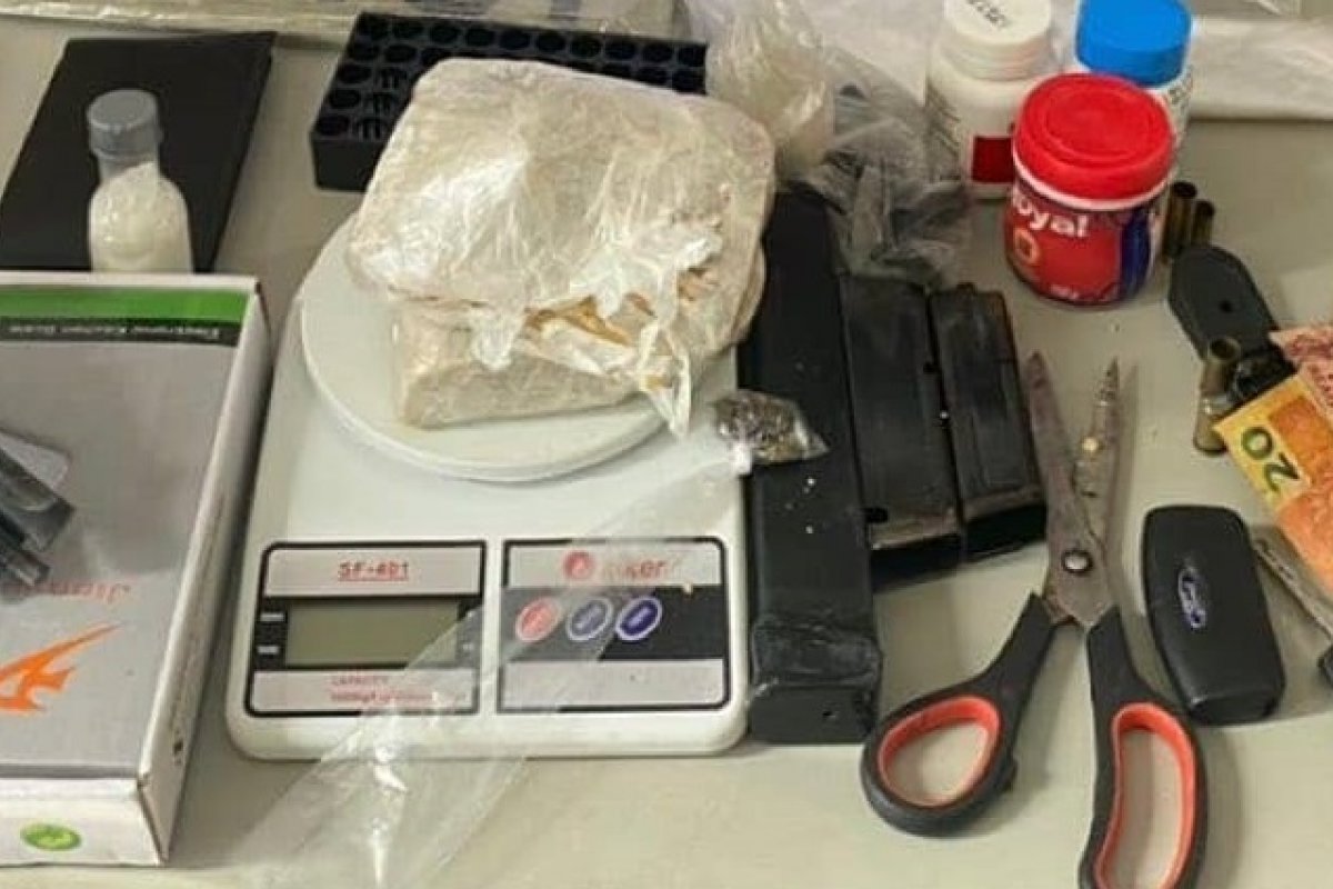 Homem é preso com colete, pistola e drogas no bairro do Trobogy, em Salvador