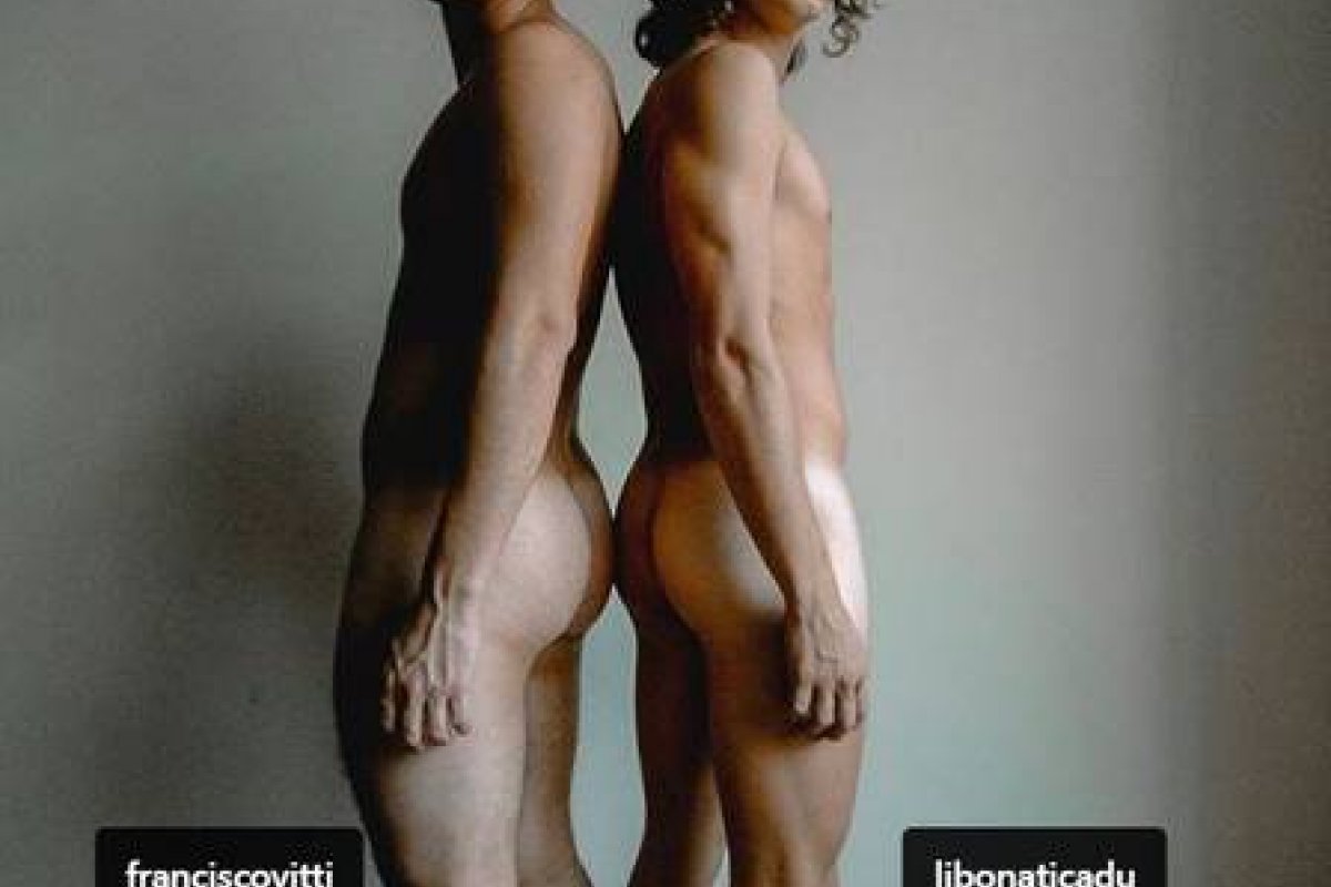 Galãs da Globo posam juntos com o bumbum de fora