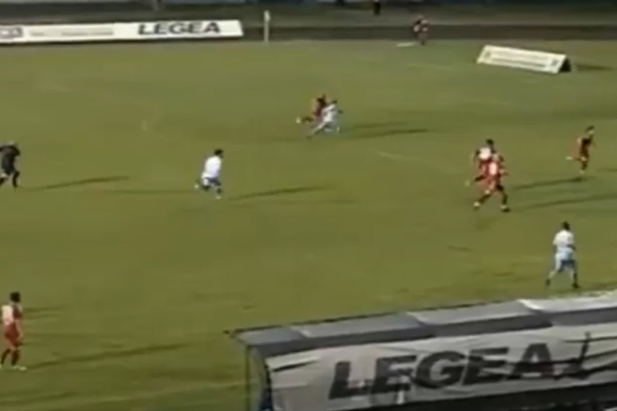 Árbitro sérvio é condenado após marcar pênalti inexistente