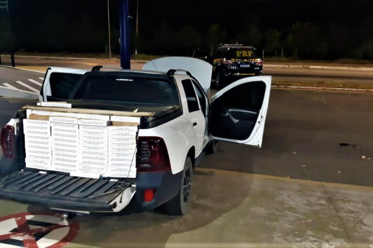 PRF prende homem com dez mil maços de cigarro paraguaio em Vitória da Conquista