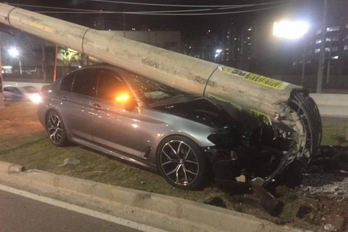 Vídeo: Carro colide e derruba poste na Avenida ACM, em Salvador