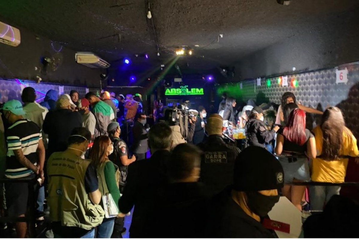 Polícia interrompe balada clandestina e fecha cassino em SP