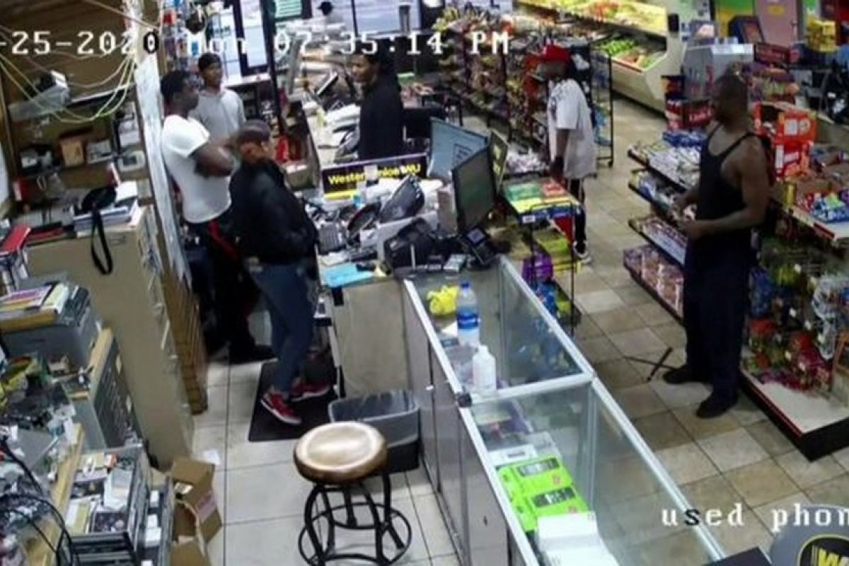 Novas imagens motram George Floyd implorando antes de ser morto: 'Eu não sou um cara mau'