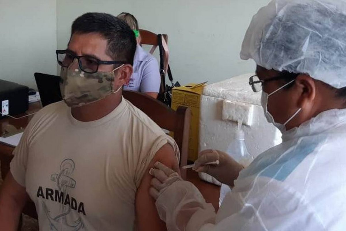 Governo da Bolívia reforça fronteira e acelera vacinação para conter mutação brasileira da covid-19