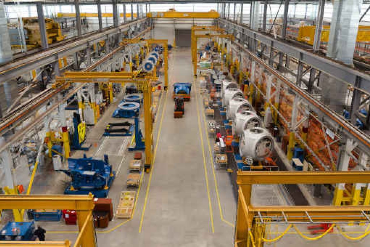 Sequência de nove meses de alta na indústria é interrompida por queda 0,7% em fevereiro, diz IBGE 