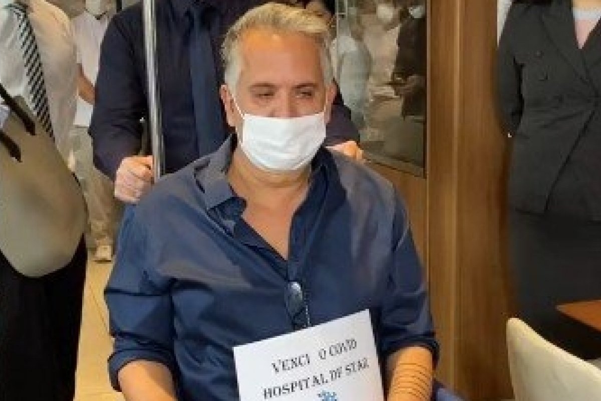 Após vencer a Covid-19, Orlando Morais deixa hospital em cadeira de rodas