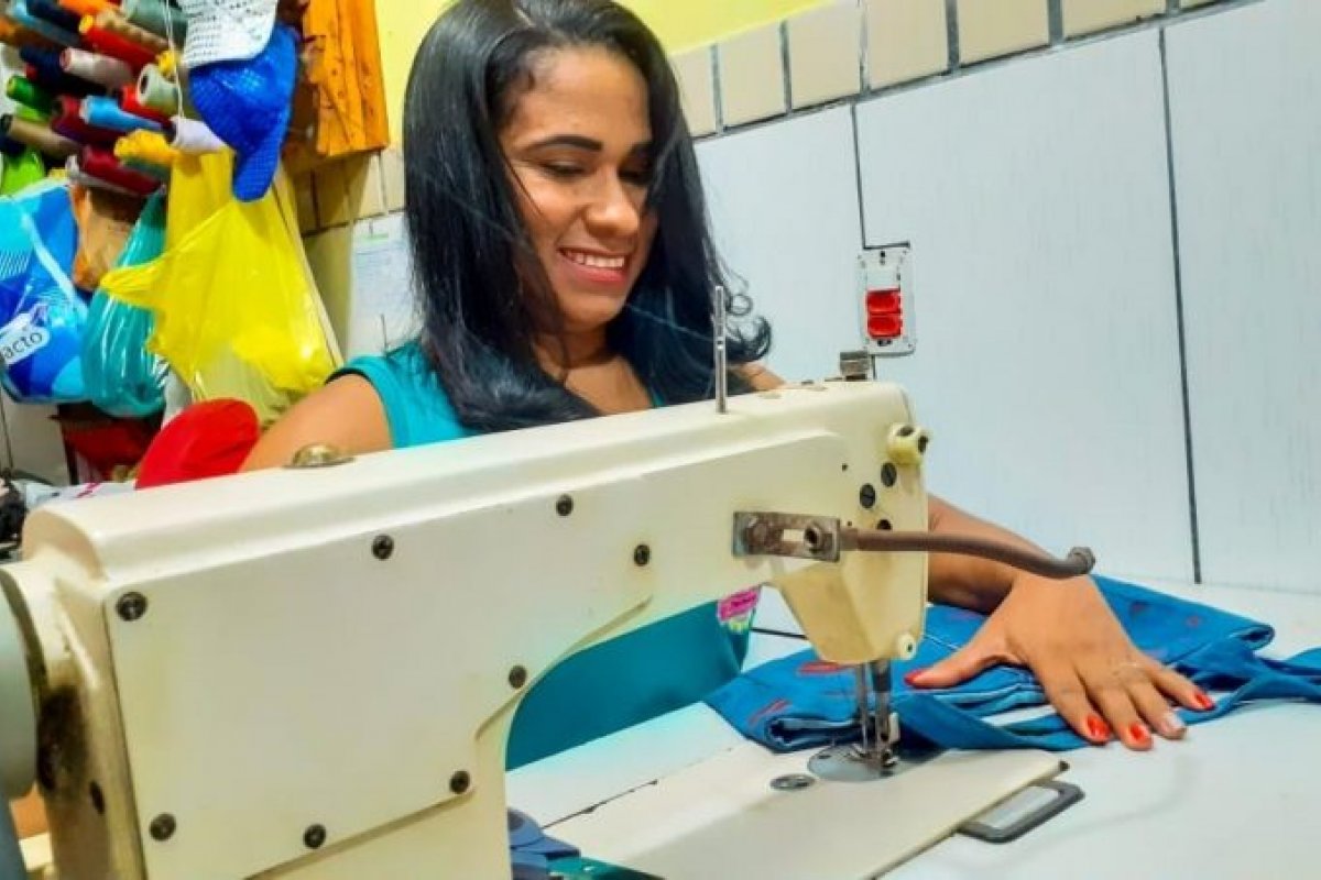 Projeto de multinacional capacita mulheres de baixa renda para a costura