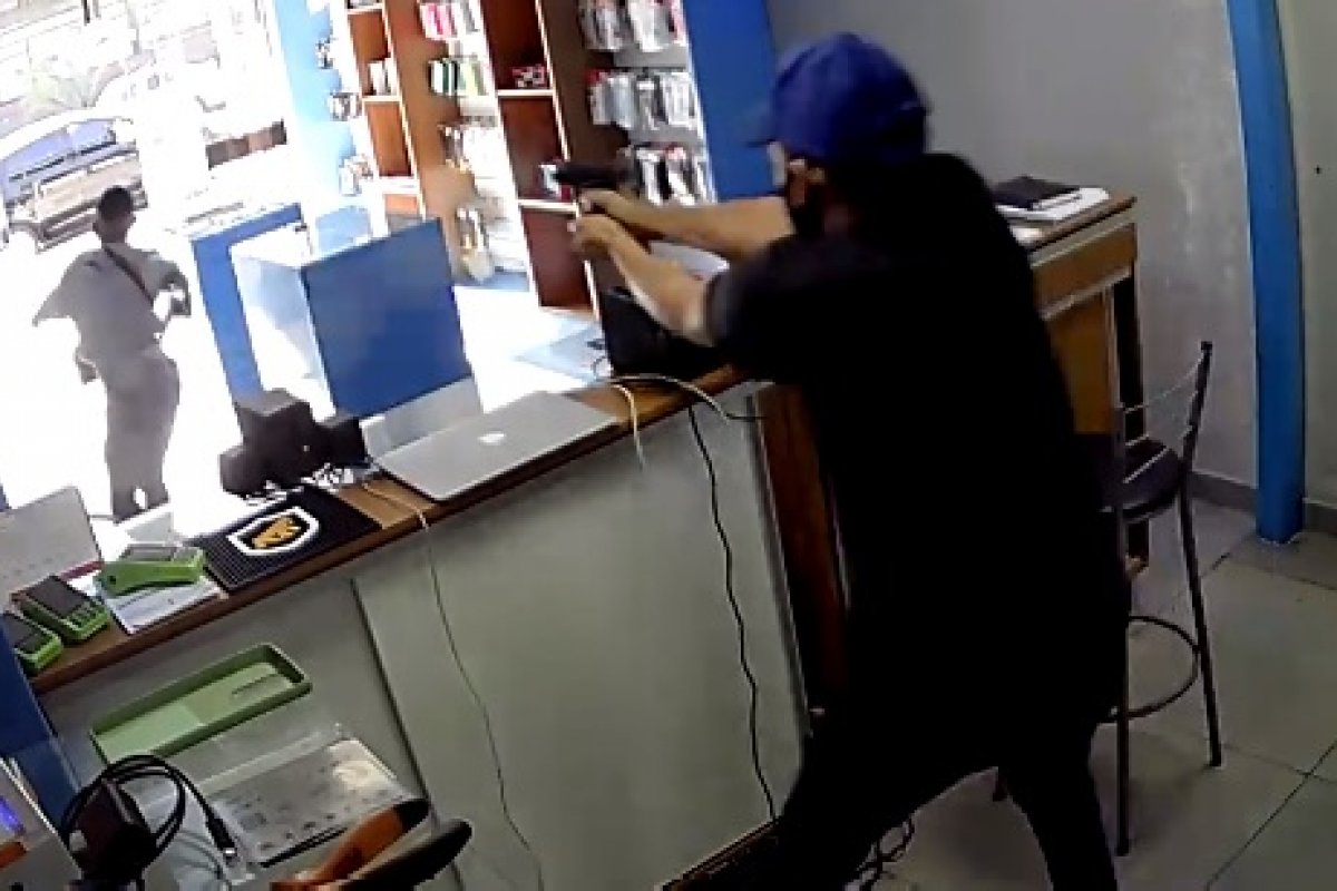 Vídeo: comerciante reage a assalto e baleia assaltante