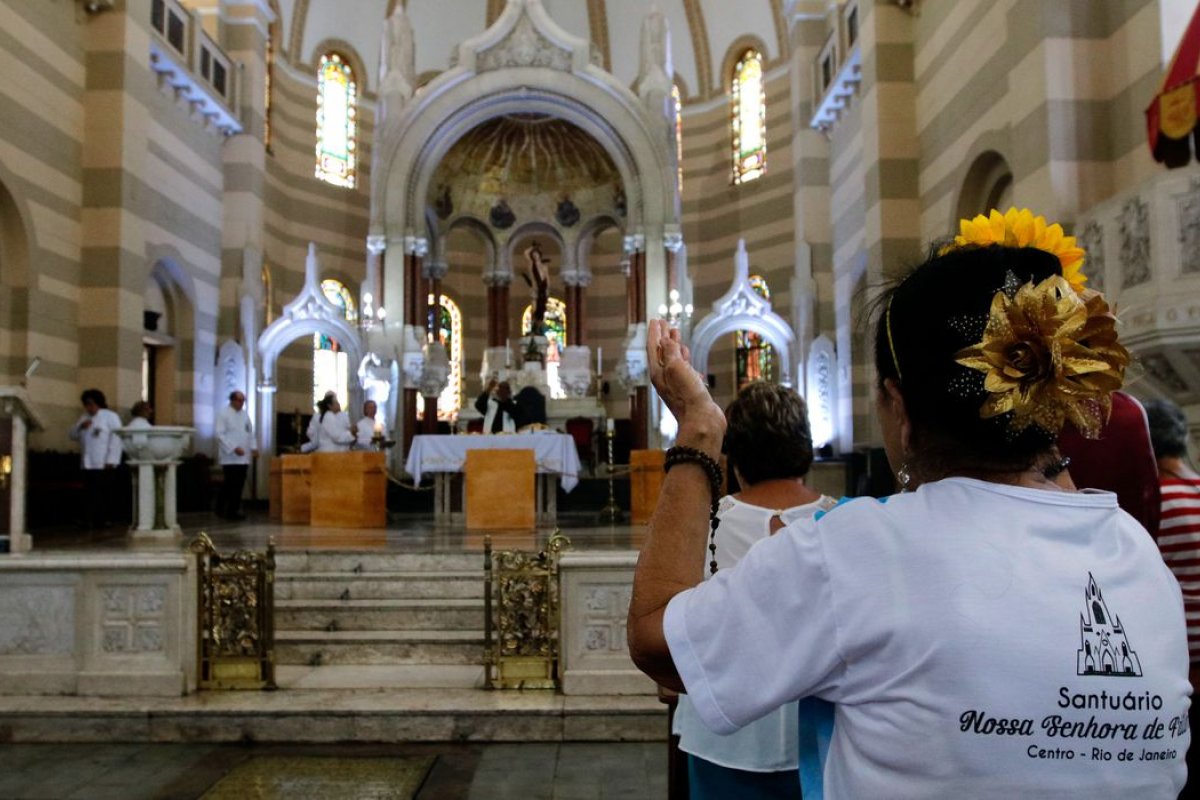 AGU defende no STF liberação de cultos e missas a tempo da Páscoa