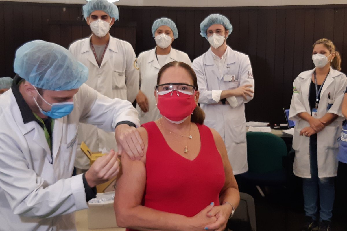 Aos 78 anos, Susana Vieira recebe segunda dose de vacina contra Covid-19