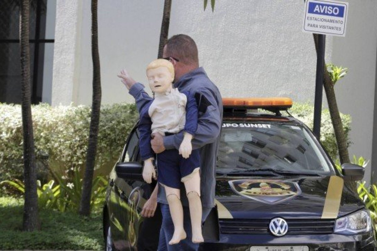 Policiais representam Dr. Jairinho e mãe de Henry em reprodução simulada