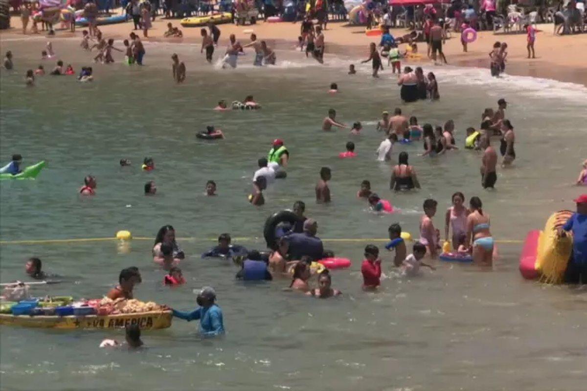 Com mais de 200 mil mortes da Covid-19, praias do México ficam lotadas