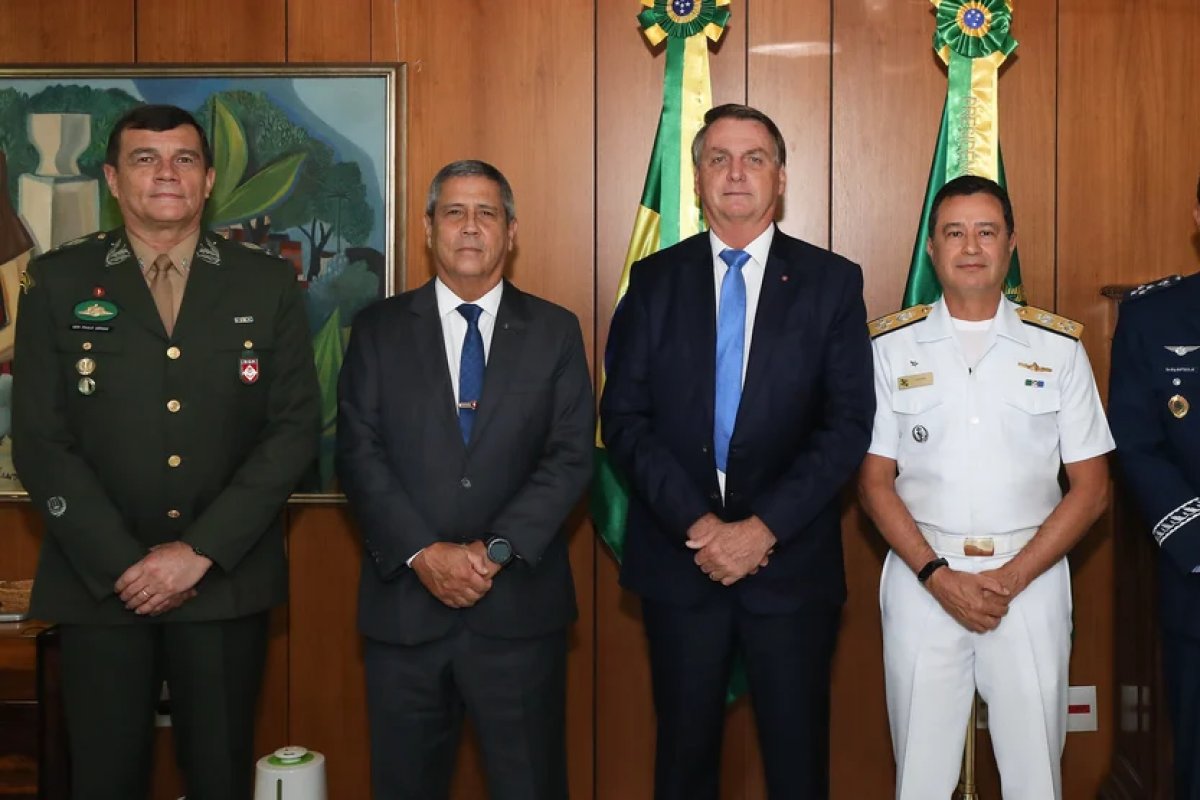 Bolsonaro acusa o PT de politizar as Forças Armadas