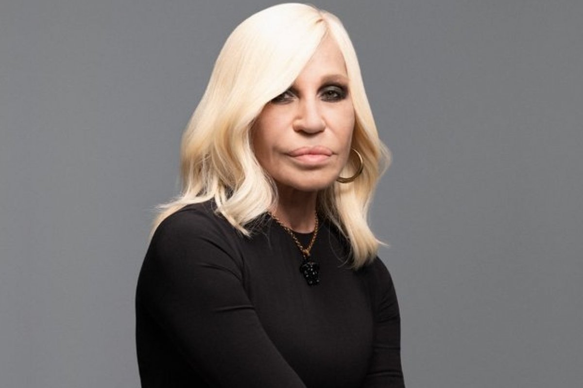 Donatella Versace lança série dirigida por mulheres que discutem as suas experiências no poder feminino que desempenham na vida!