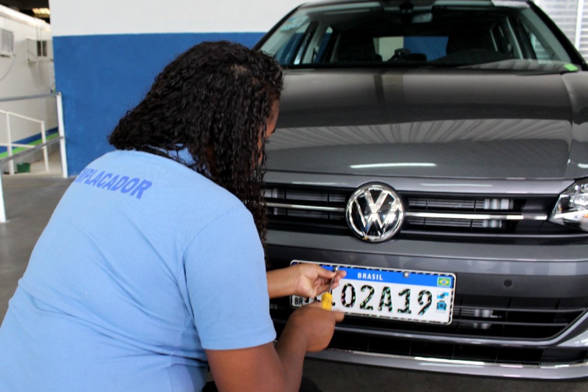 Detran determina que veículos não precisam substituir placa cinza pela identificação veicular Mercosul