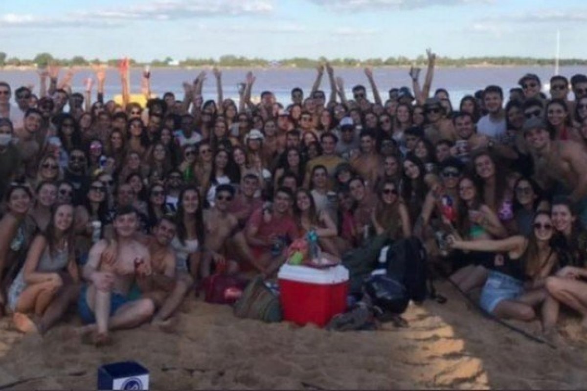 Estudantes de medicina realizam "chopada" em praia da Argentina em meio a pandemia da Covid-19