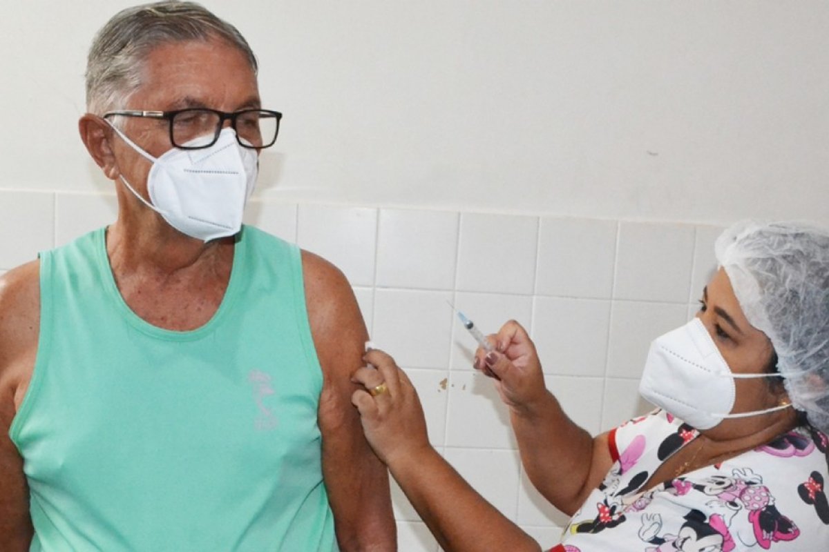 Feira de Santana vacina idosos a partir de 64 anos nesta sexta (2)