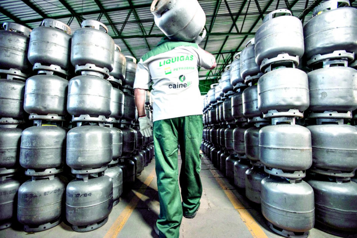 Petrobras volta a aumentar preço do gás de cozinha nesta sexta-feira (2)