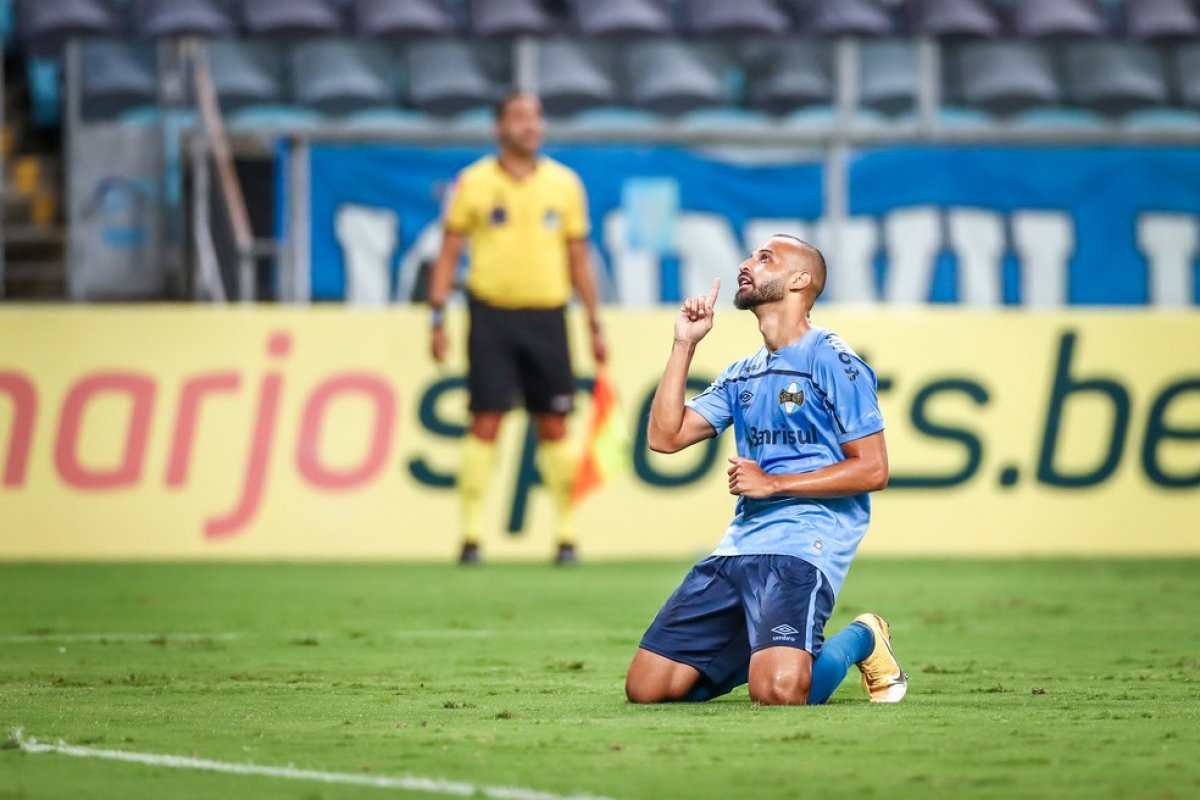 Bahia anuncia contratação de Thaciano como meia-atacante