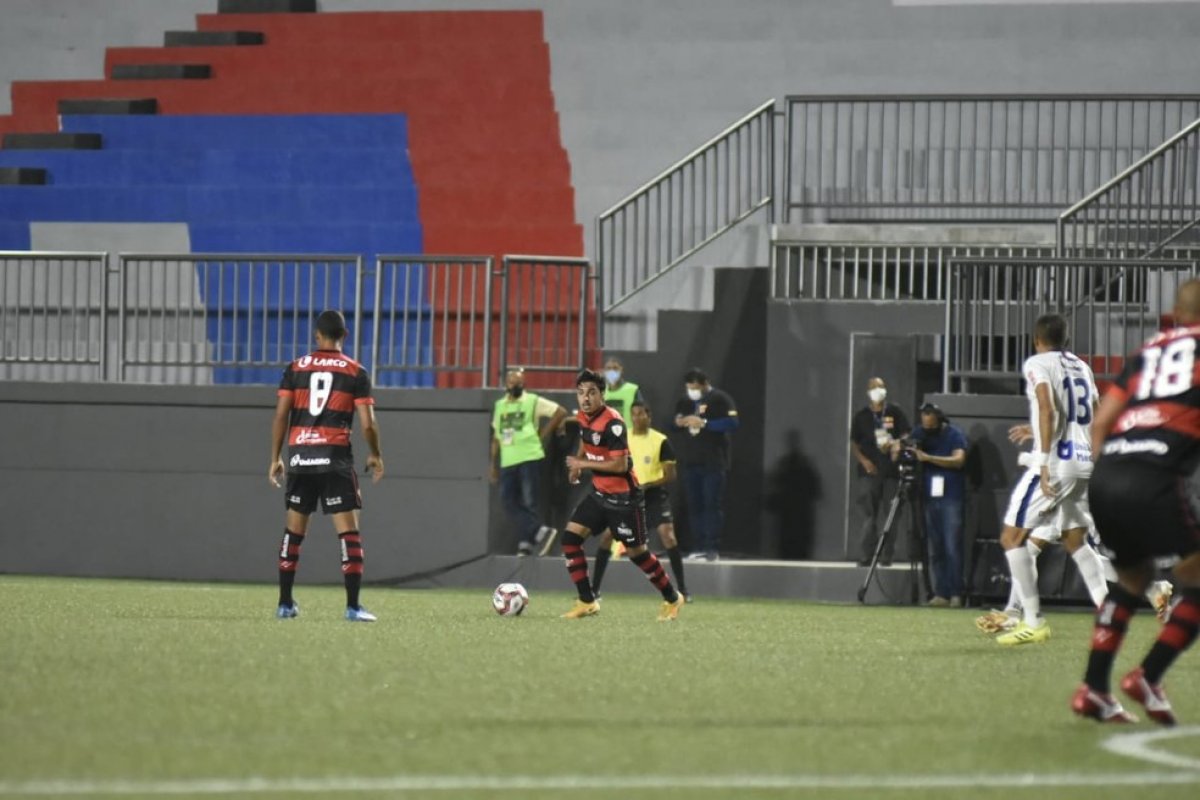 Após mais de cinco meses, Alisson Farias joga 90 minutos pelo Vitória