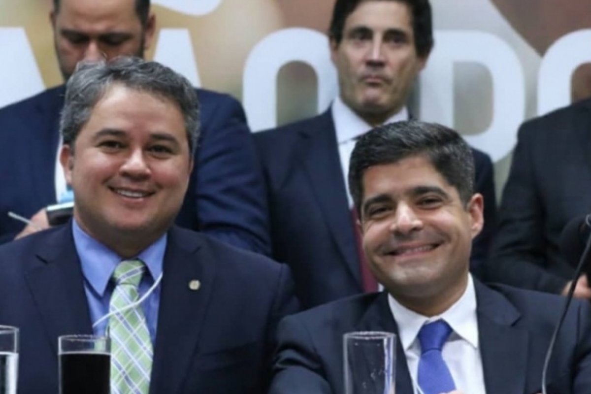 Efraim Filho admite adesão de Vitor Hugo ao DEM