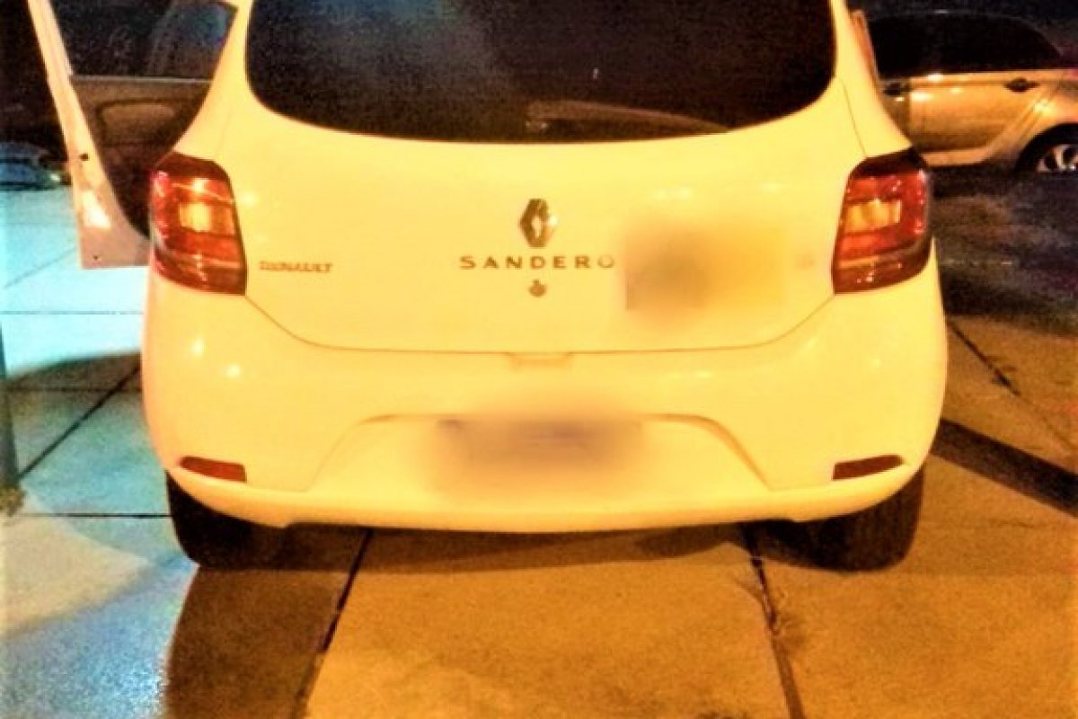 Motorista de aplicativo é preso com carro clonado