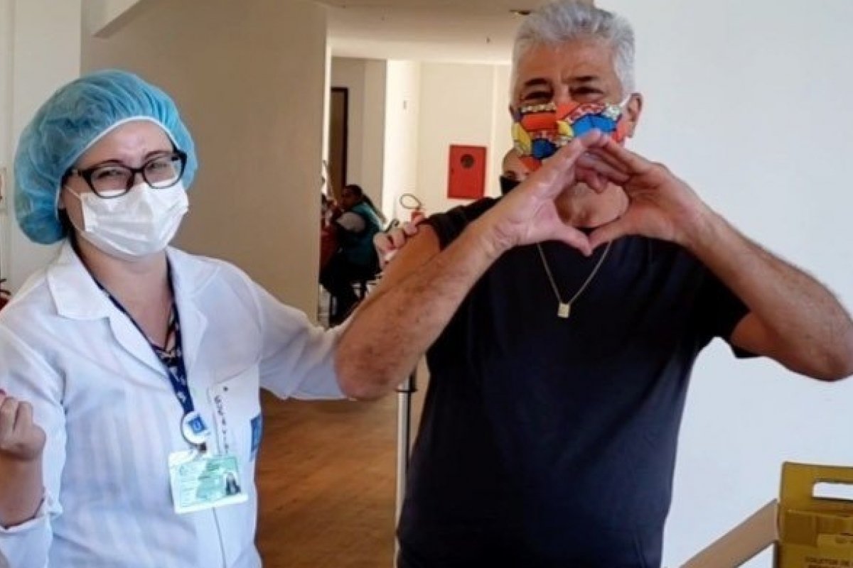 Lulu Santos é vacinado contra a Covid-19!