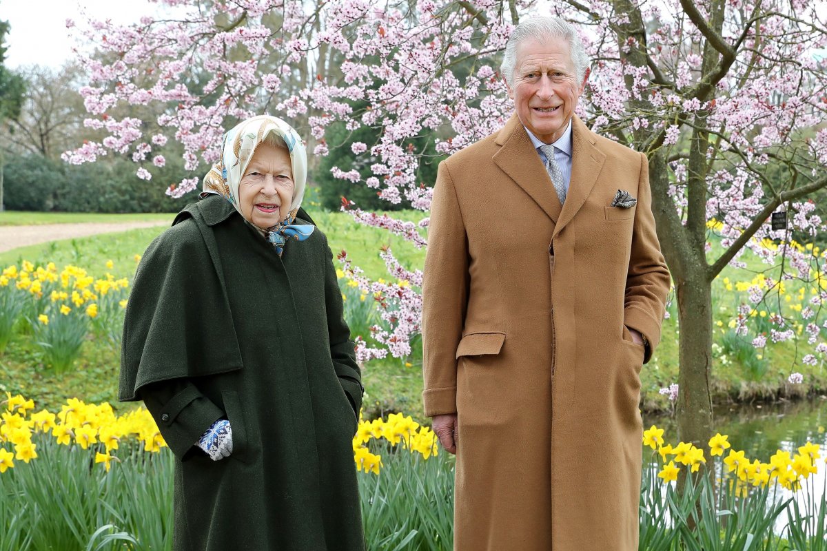 Em plena forma, Rainha Elizabeth passeia com o Príncipe Charles pelos jardins da Frogmore House em Windsor!