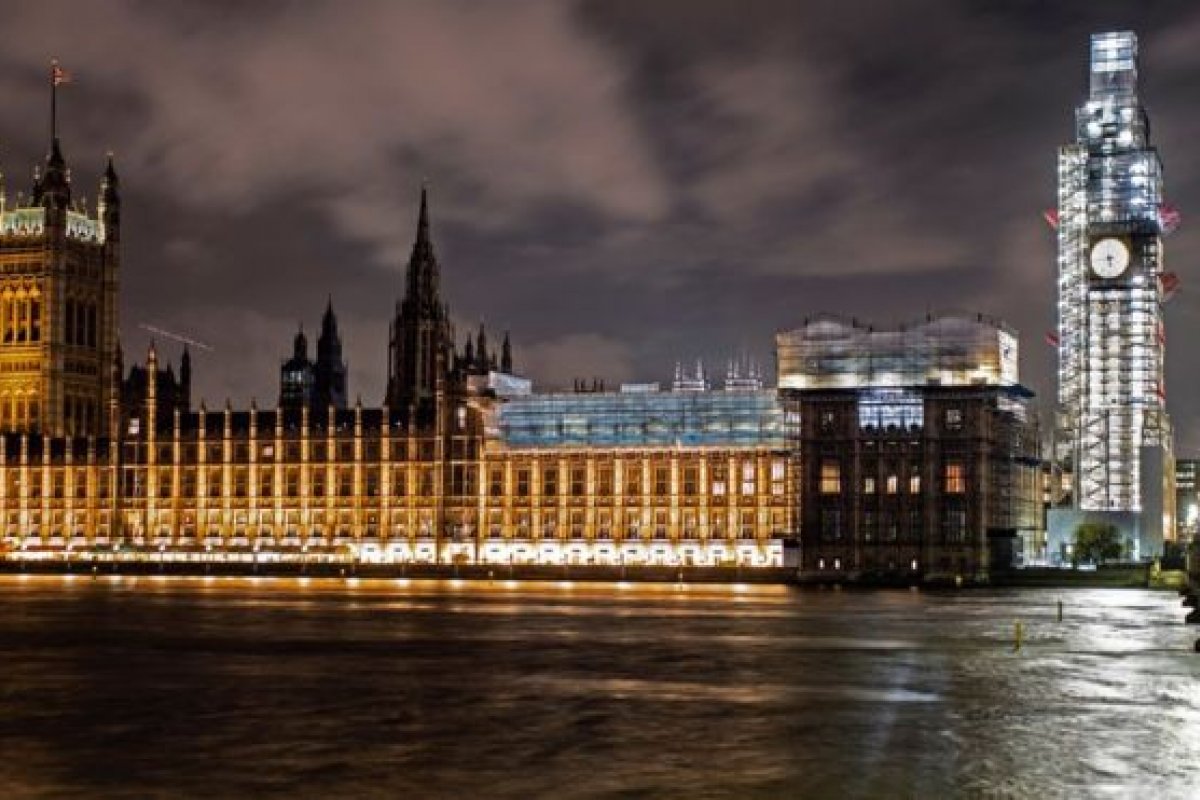 Rainha aprova pedido e primeiro-ministro suspende Parlamento