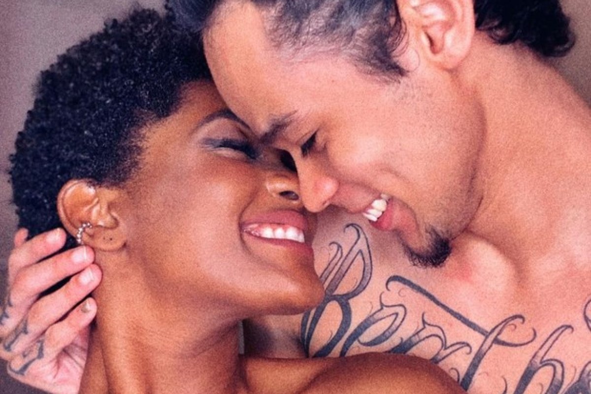 Lindos! Erika Januza celebra 1 ano de namoro com João Nakamura