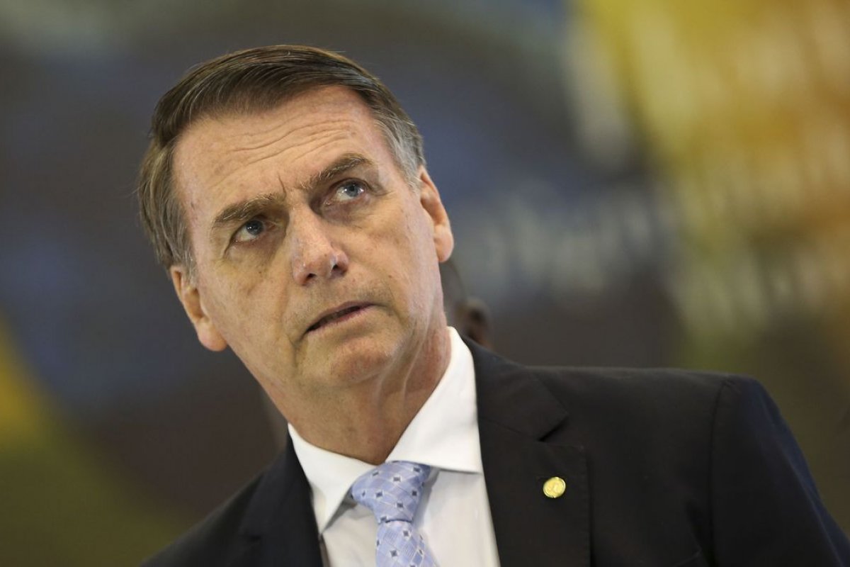 Bolsonaro se reúne com ministros da Saúde e Defesa para adoção de medidas e volta a questionar os decretos estaduais